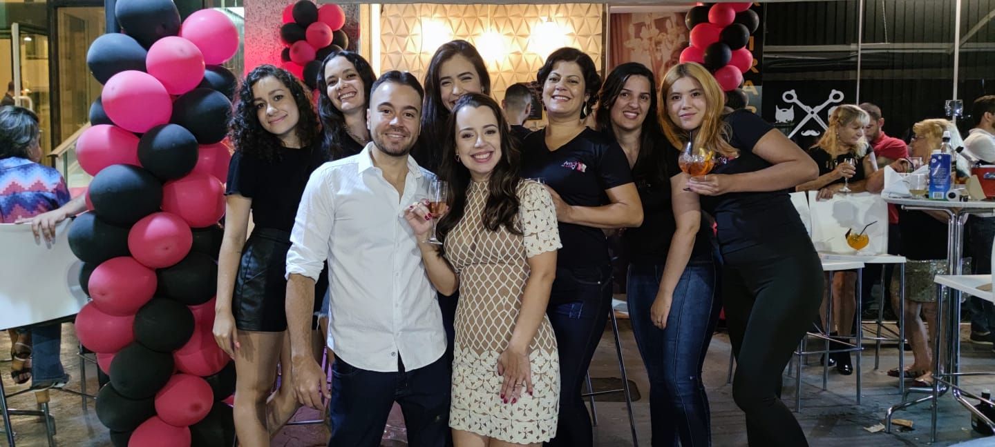 Parte da equipe amor de luxo: (da esquerda para a direita), Rafaela (gerente), Walquíria, Adrielly, Aretha, Klis, e Ariane... Daniel e sua esposa e sócia Amandha